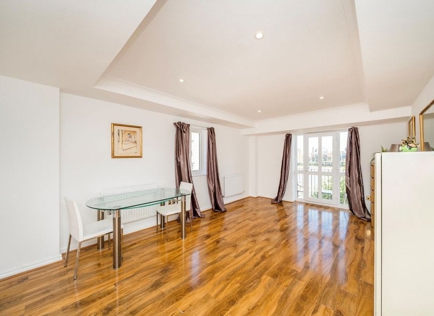 Flat Rotherhithe Street in Greater London