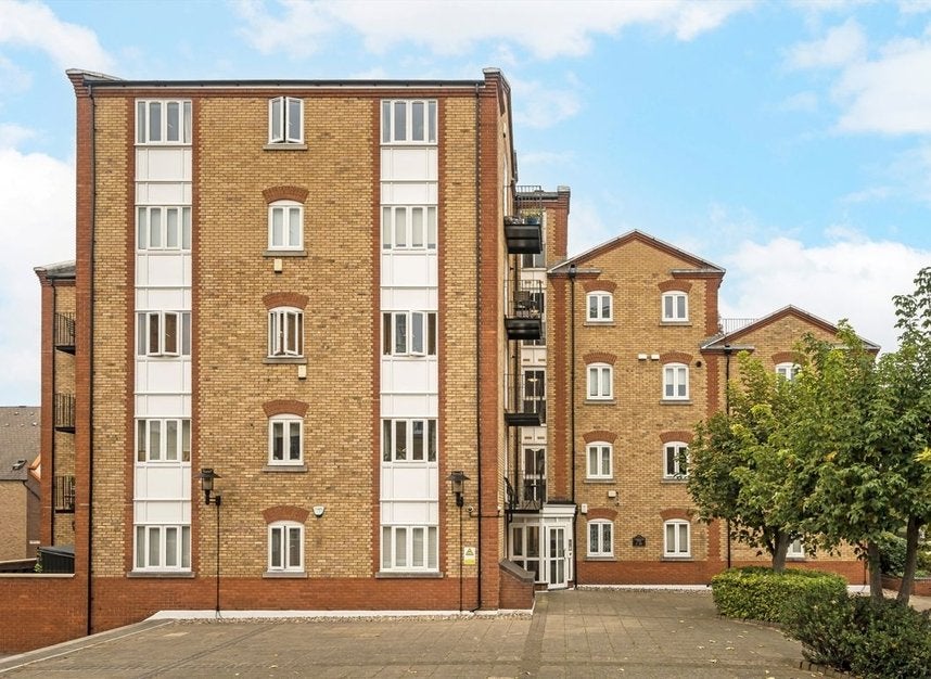 Flat Rotherhithe Street in Greater London