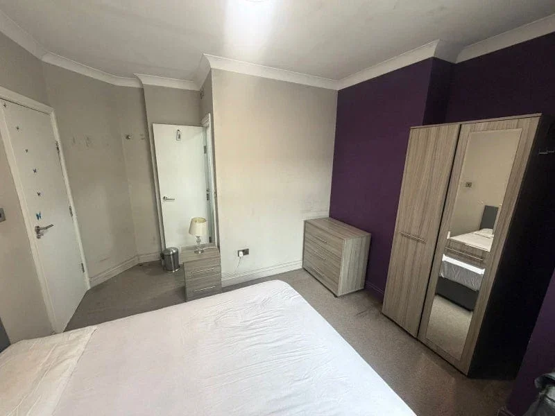 Room Graham Road in Greater London