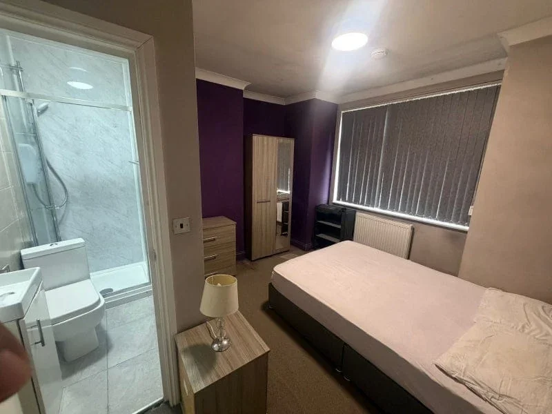 Room Graham Road in Greater London