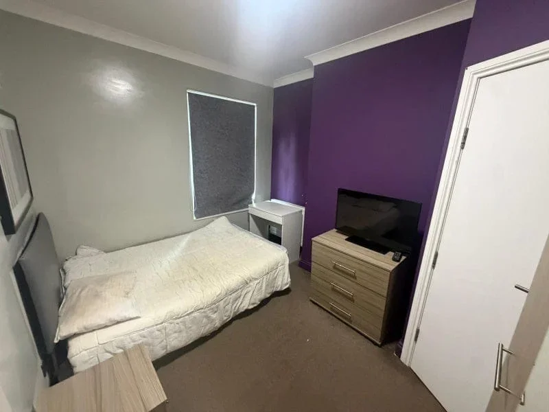 Room Graham Road in Greater London