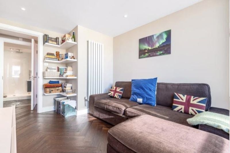 Flat Hardwicks Square in Greater London