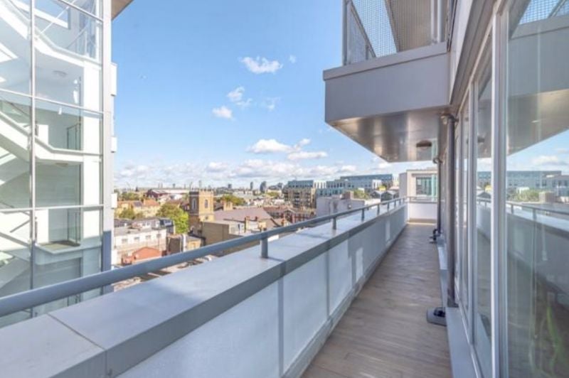 Flat Hardwicks Square in Greater London