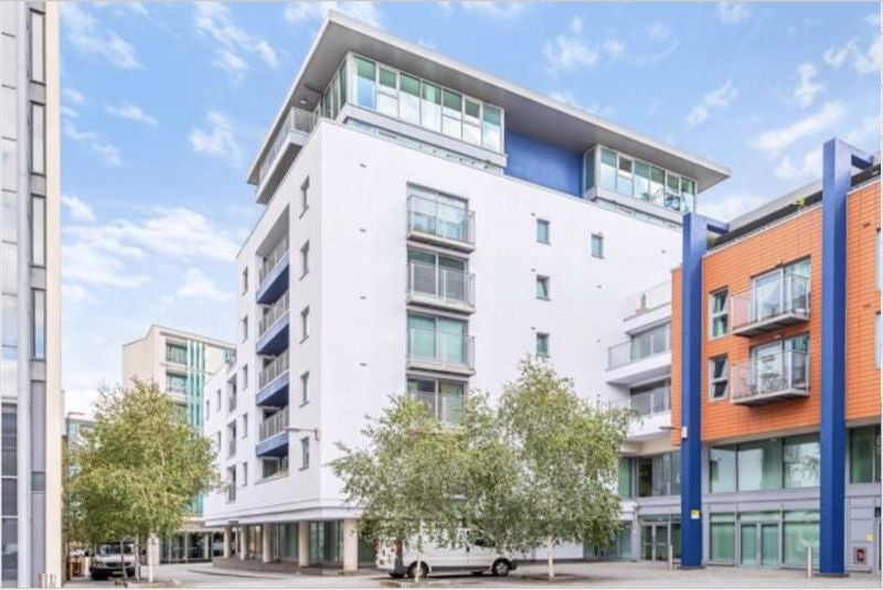 Flat Hardwicks Square in Greater London