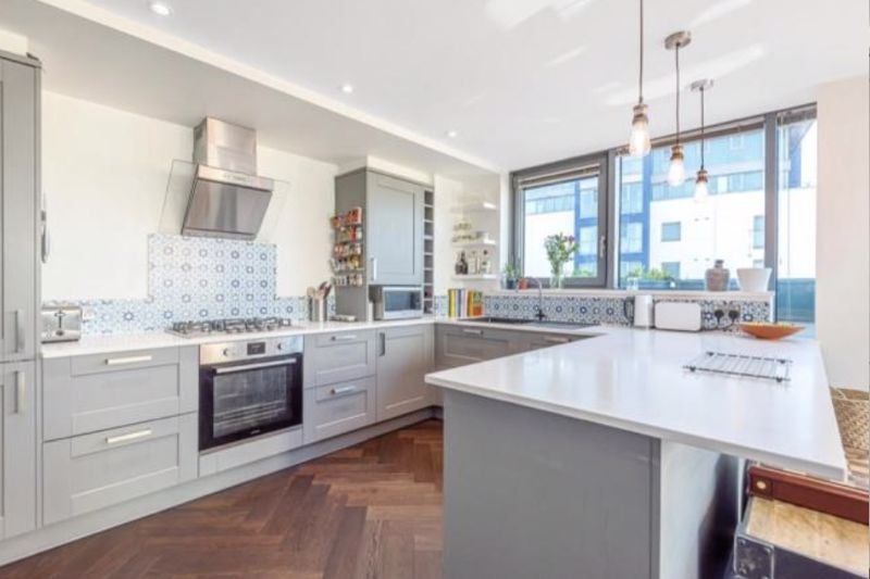 Flat Hardwicks Square in Greater London