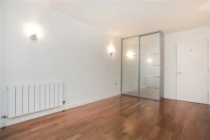 Flat Woodland Crescent in Greater London