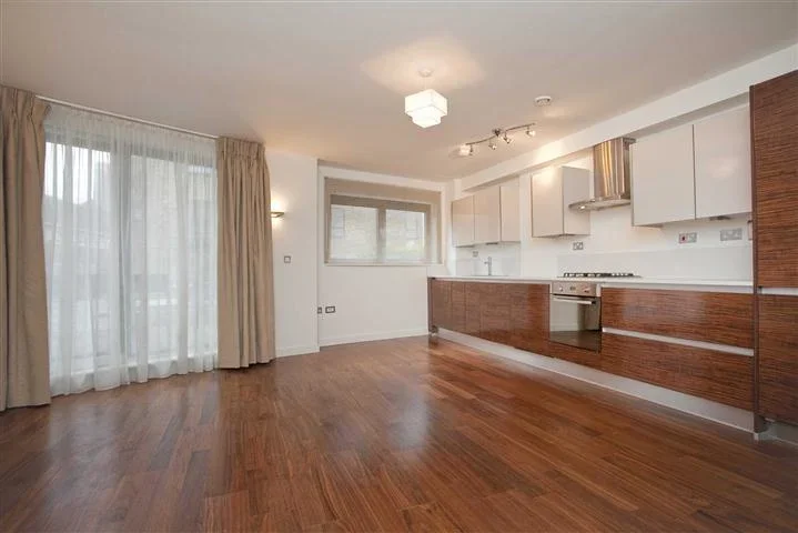 Flat Woodland Crescent in Greater London