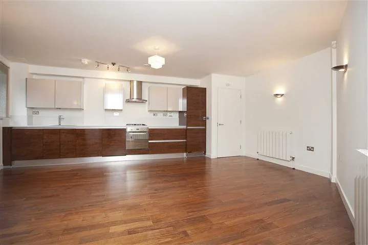 Flat Woodland Crescent in Greater London
