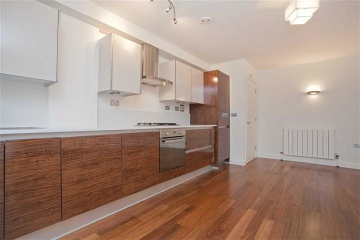 Flat Woodland Crescent in Greater London