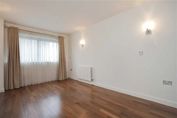 Flat Woodland Crescent in Greater London