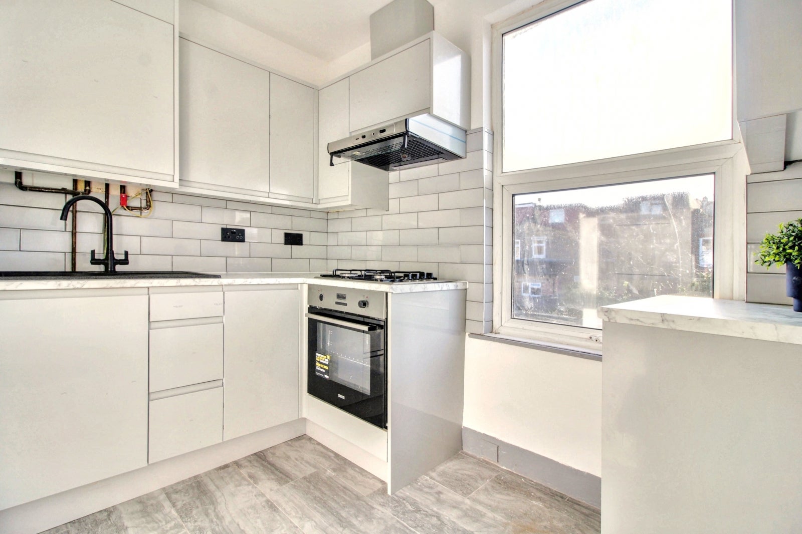 Flat Adelaide Road in Greater London