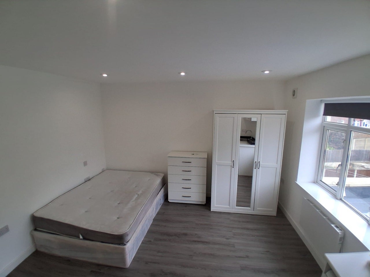 Flat Leather Close in Greater London