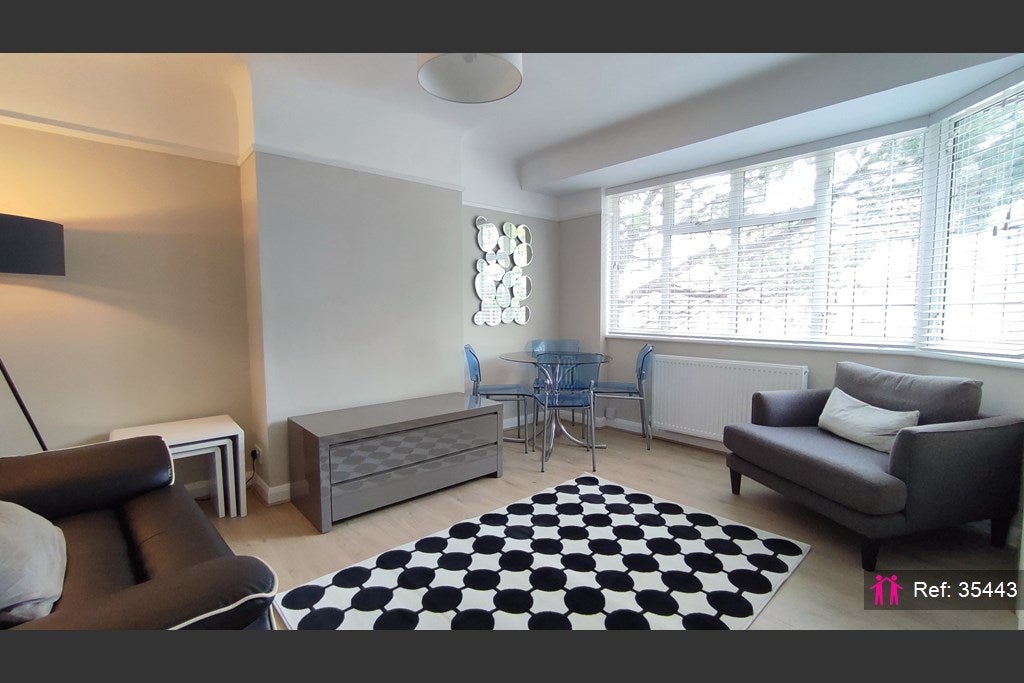 Flat York Close in Greater London