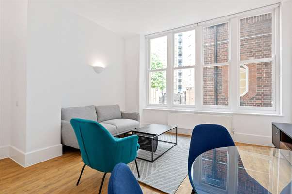 Flat Pickard Street in Greater London