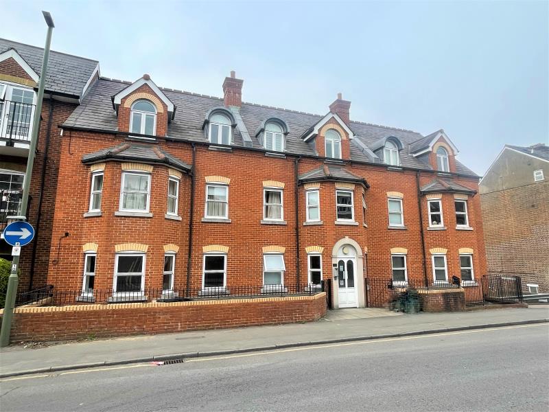 Flat Sydenham Road in Guildford