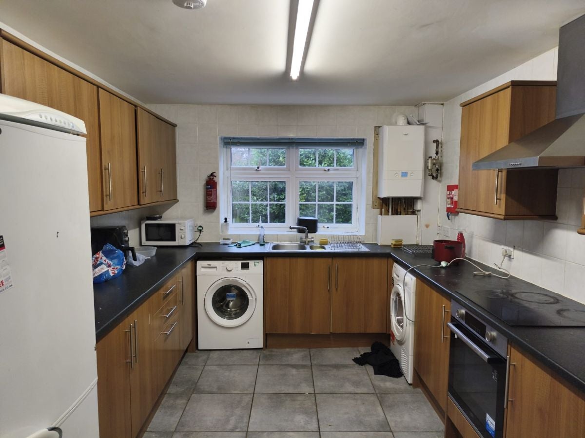 Room Harkness Drive in Canterbury