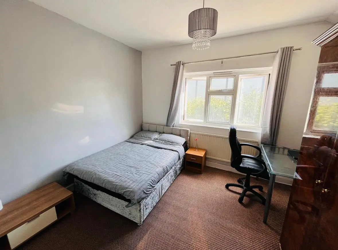Room Wise Road in Greater London