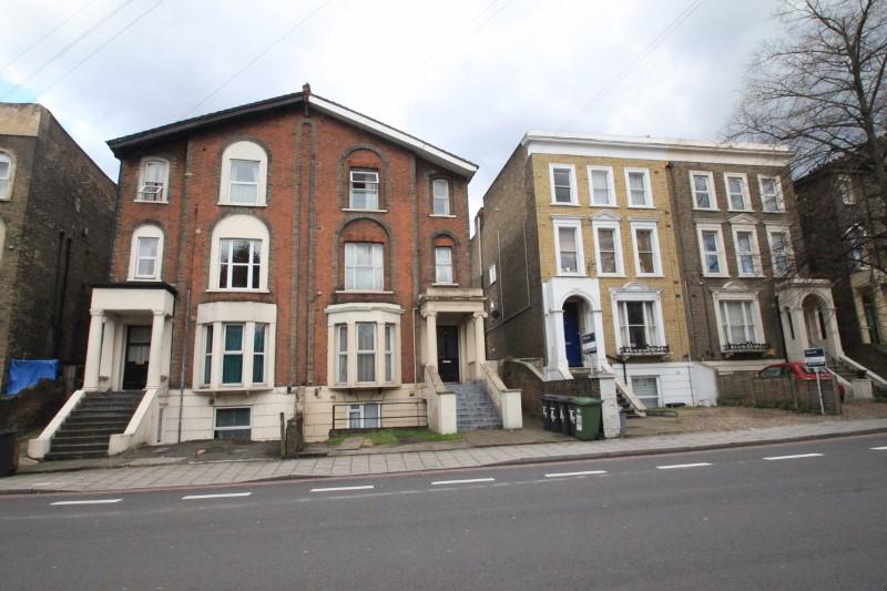 Flat Parkfield Road in Greater London
