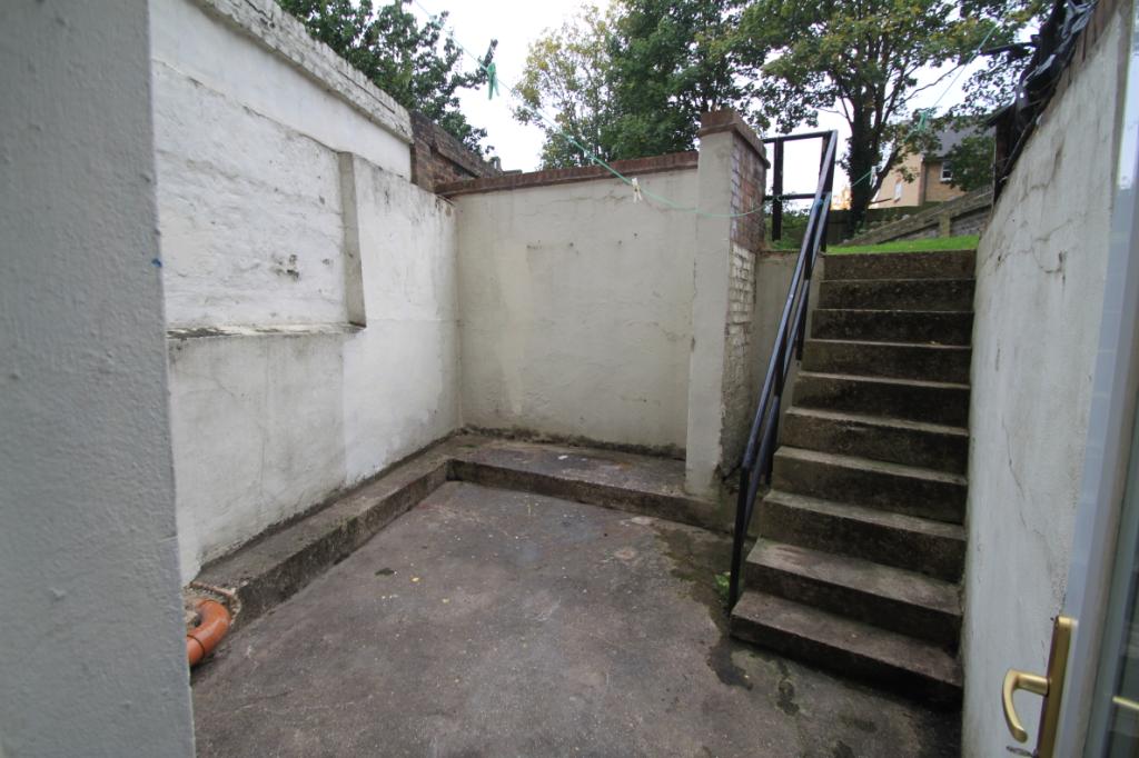Flat Parkfield Road in Greater London