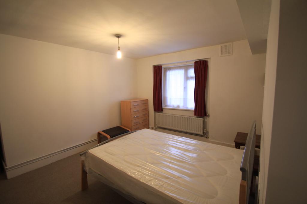 Flat Parkfield Road in Greater London