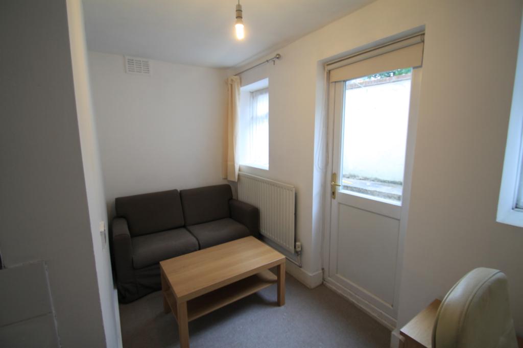 Flat Parkfield Road in Greater London
