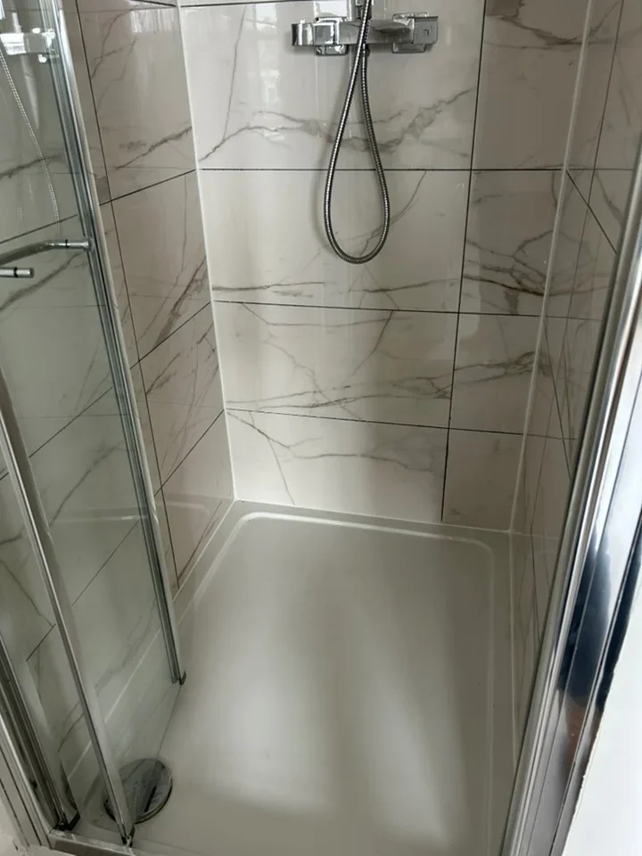 Room Callcott Road in Greater London