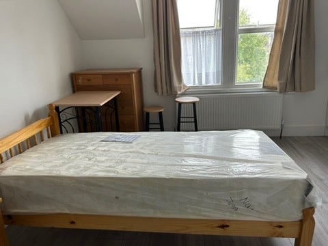 Room Callcott Road in Greater London