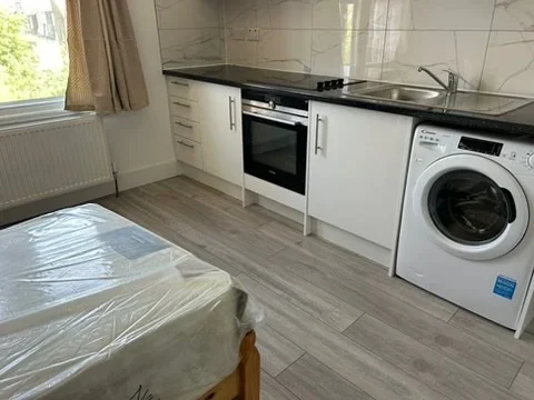 Room Callcott Road in Greater London