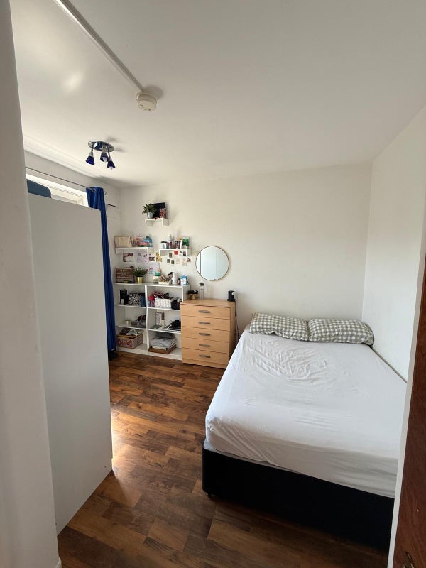 Room St. Katharine's Way in Greater London