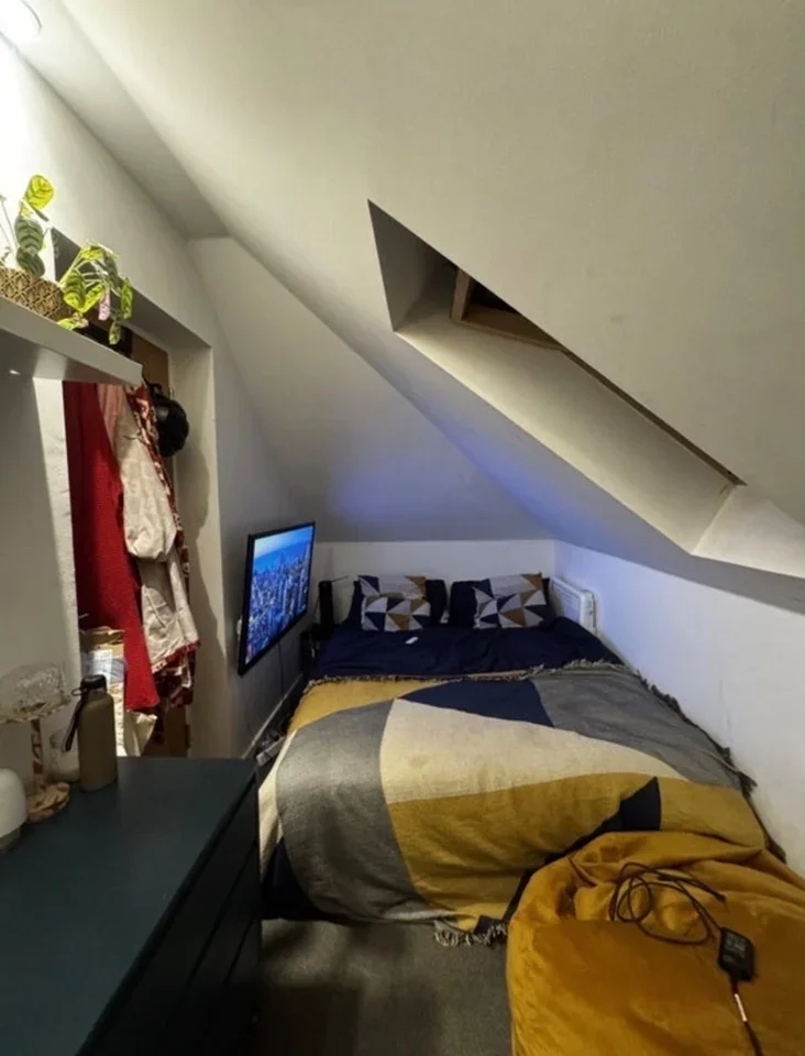 Room Bullsmoor Lane in Greater London
