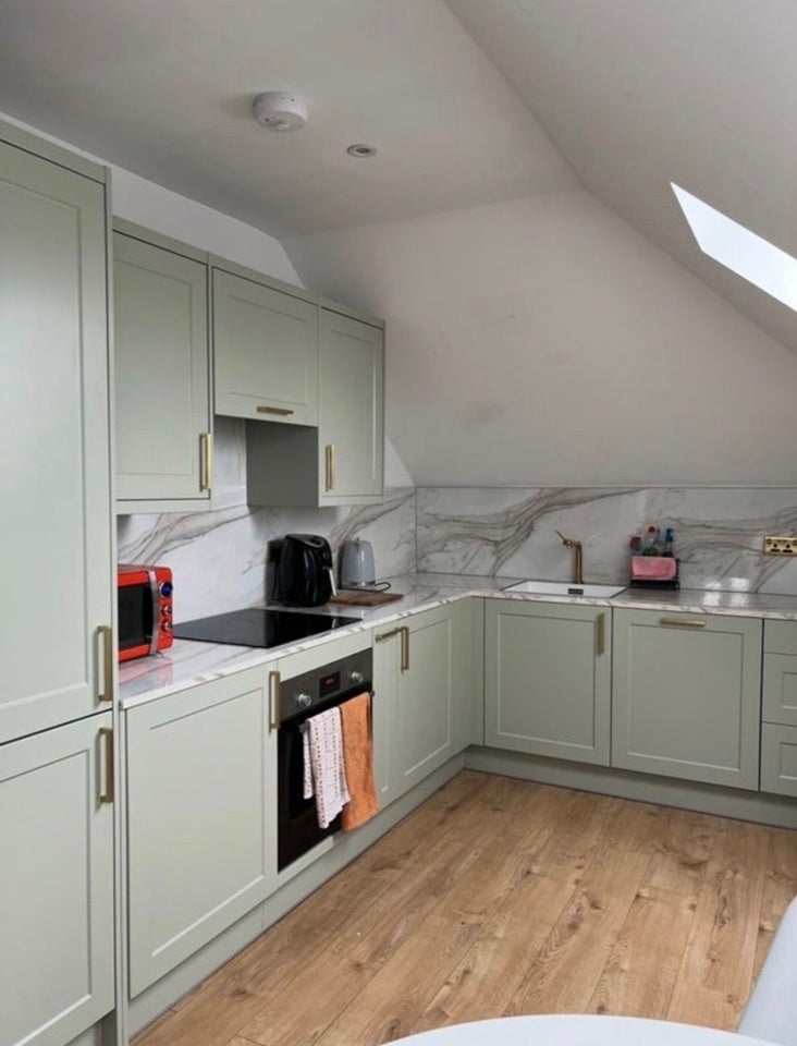 Room Bullsmoor Lane in Greater London