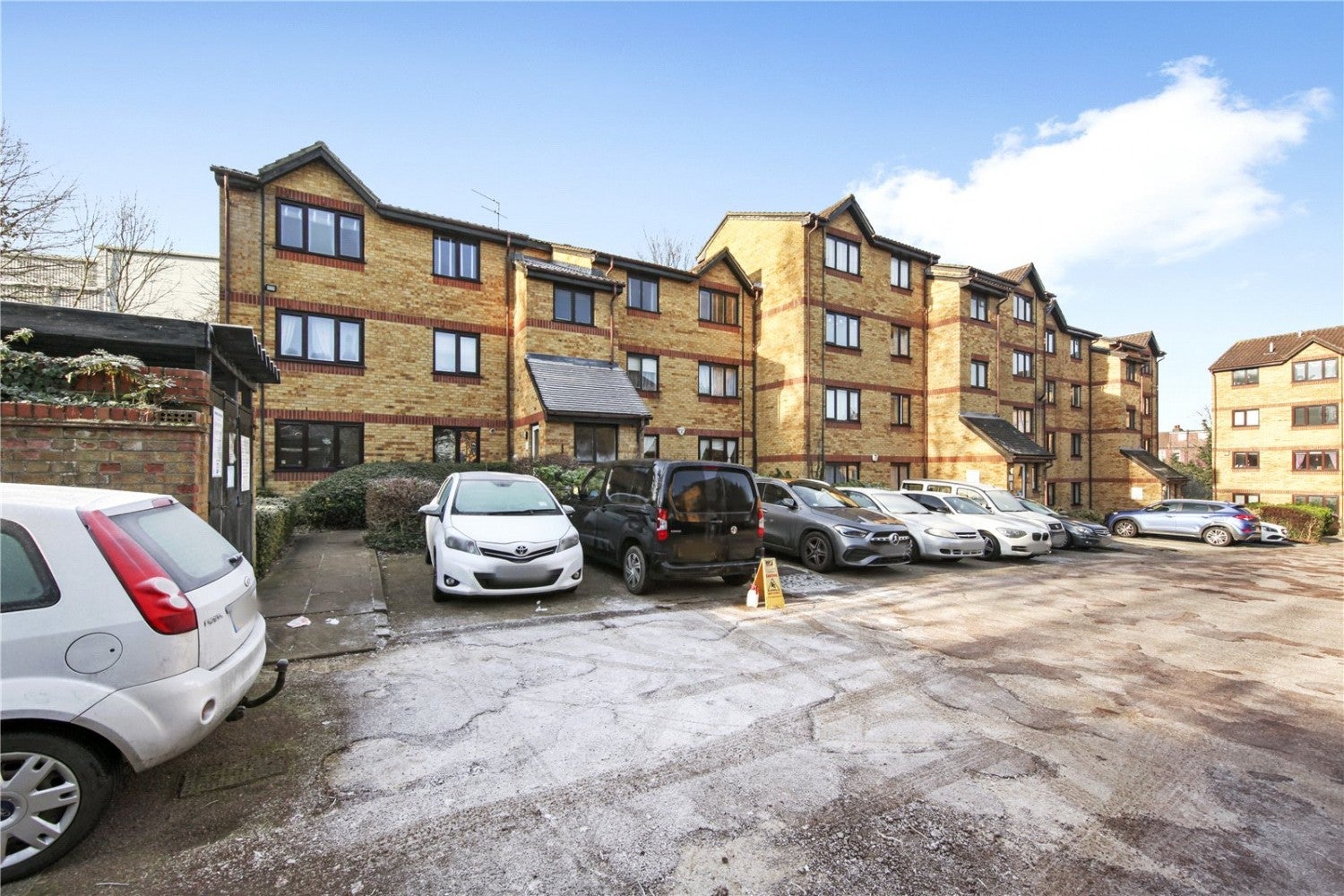 Flat Cornmow Drive in Greater London