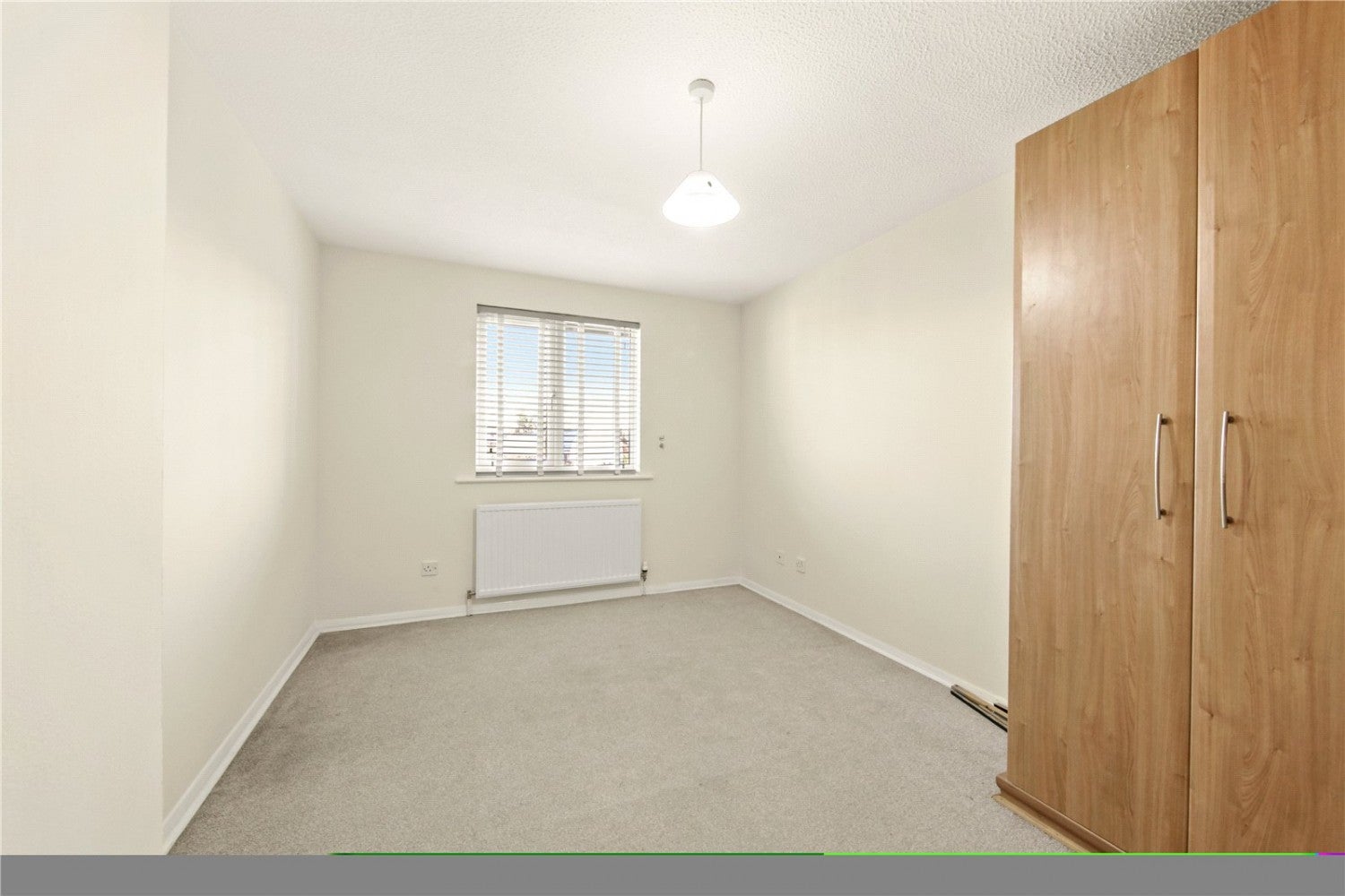 Flat Cornmow Drive in Greater London