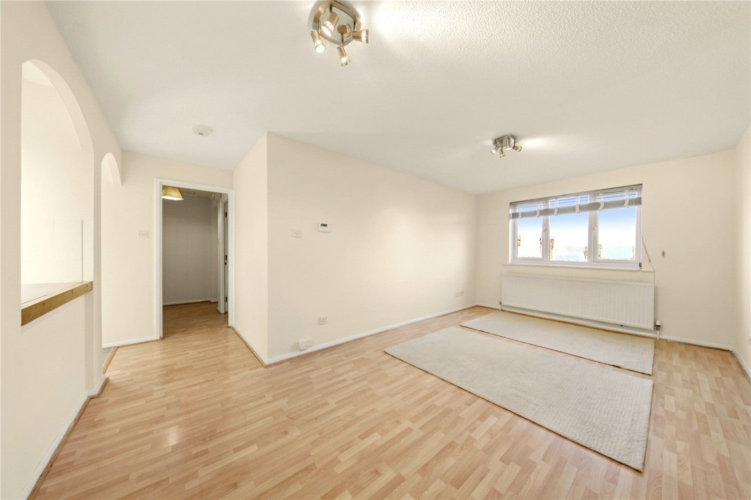 Flat Cornmow Drive in Greater London