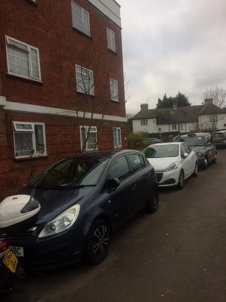 Room Hale Lane in Greater London