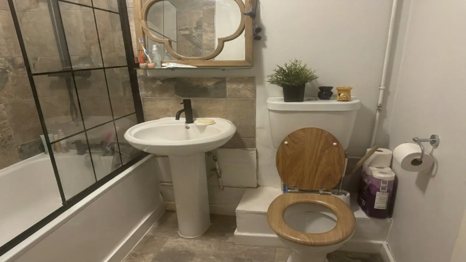 Flat Fern Close in Greater London