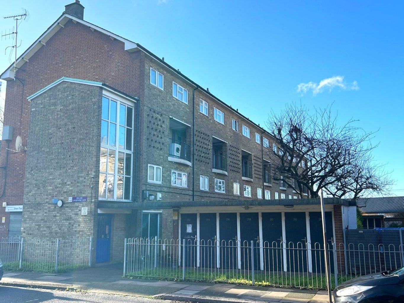 Flat Langhedge Lane in Greater London