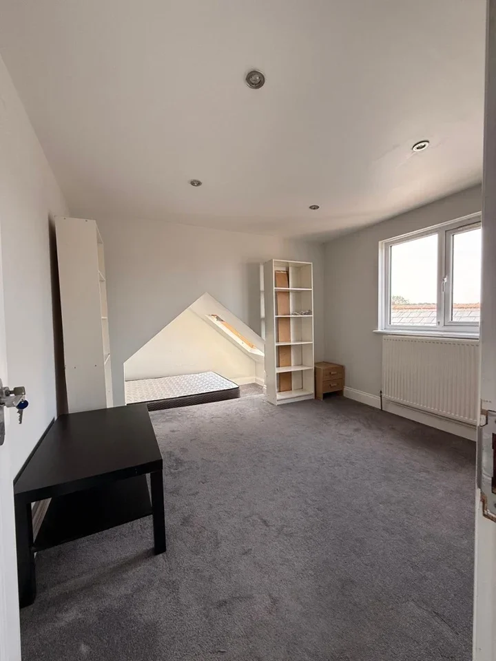 Room Hurstbourne Road in Greater London