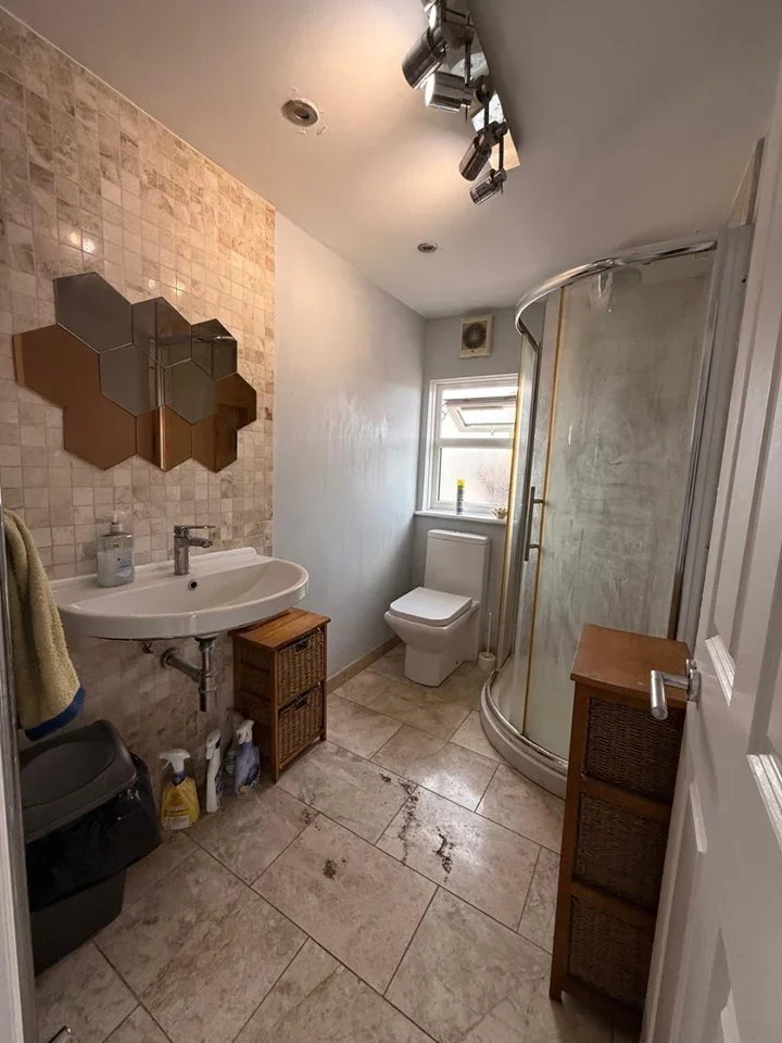 Room Hurstbourne Road in Greater London