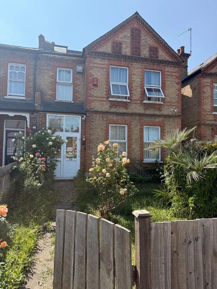 Room Hurstbourne Road in Greater London