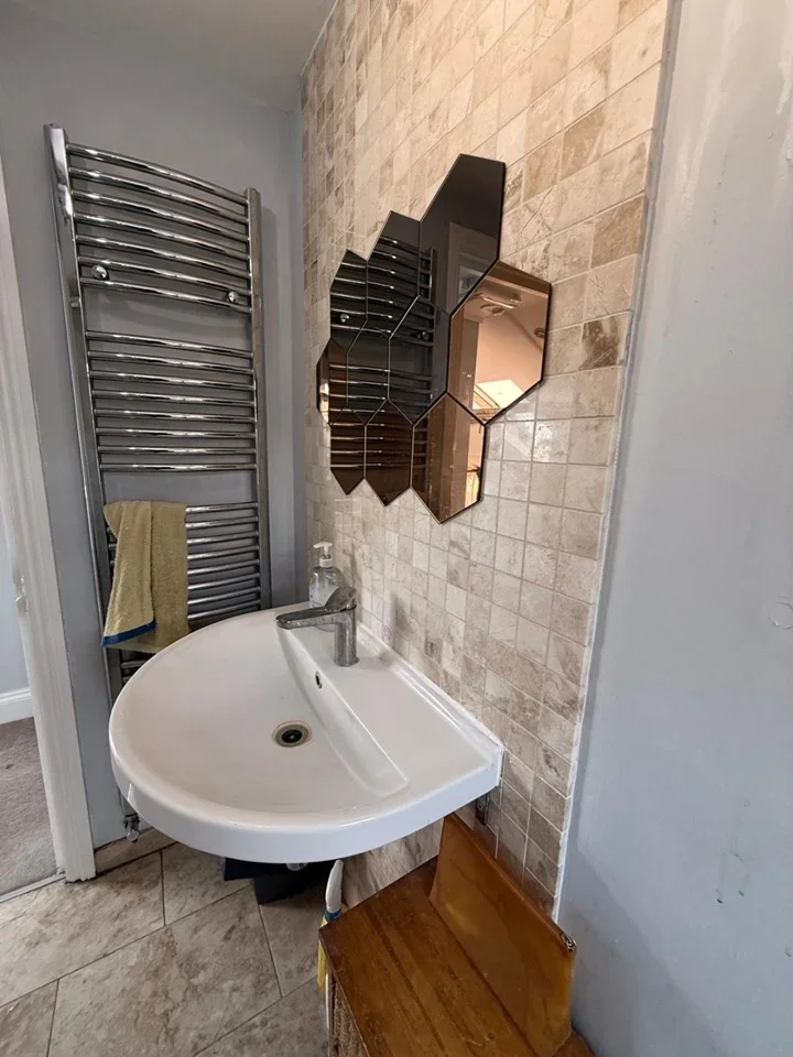 Room Hurstbourne Road in Greater London