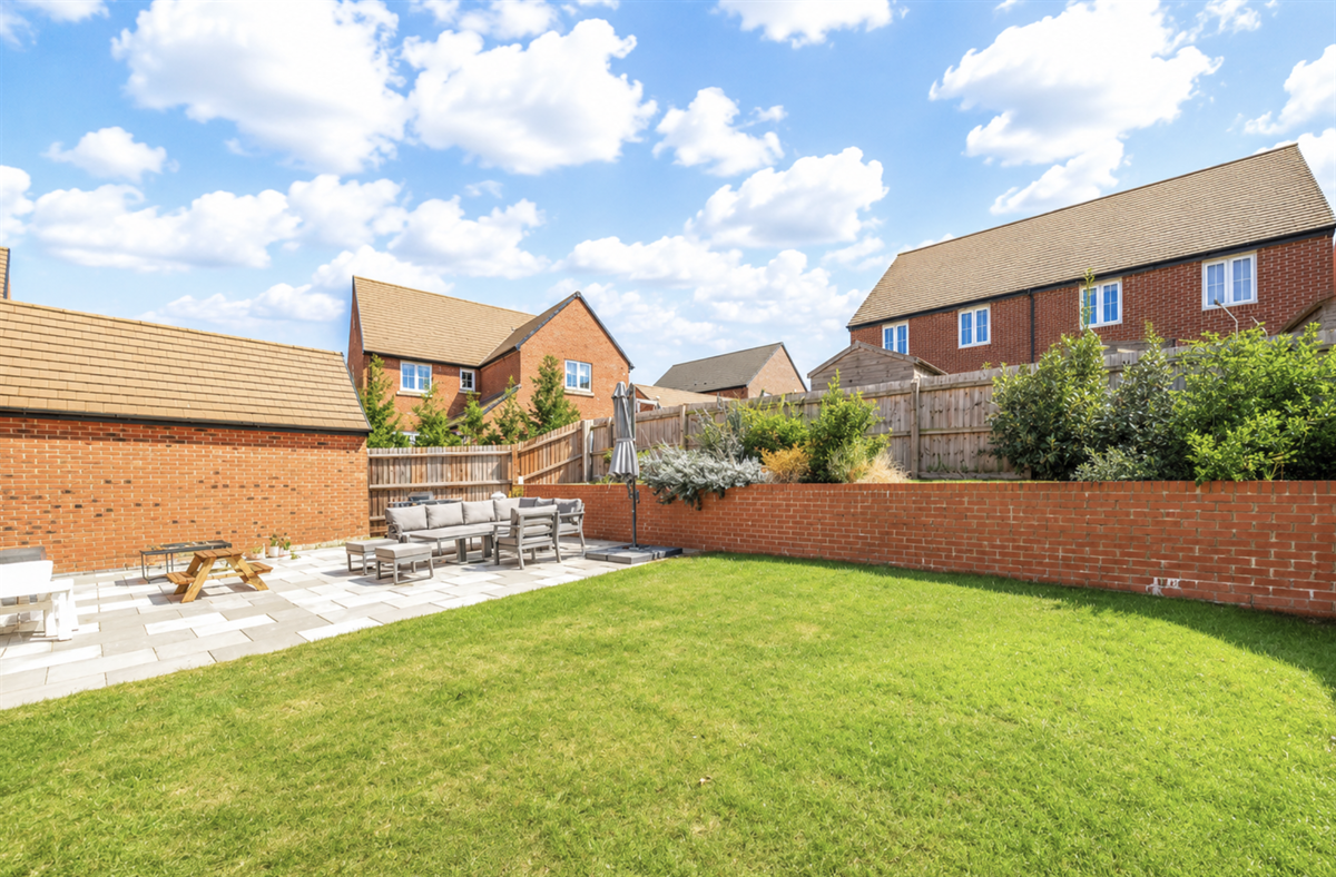 House Dragonfly Crescent in Biddenham