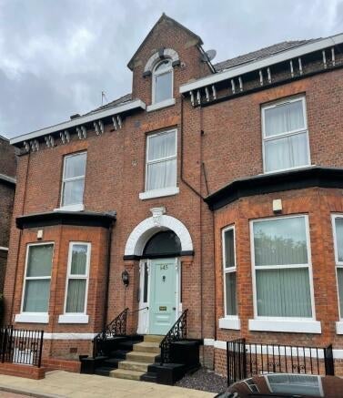 Room Dickenson Road in Manchester