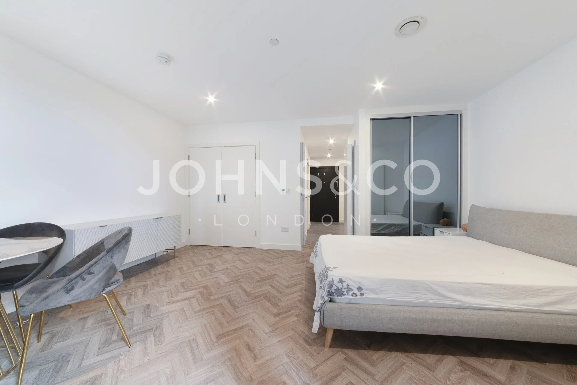 Flat Gillender Street in Greater London