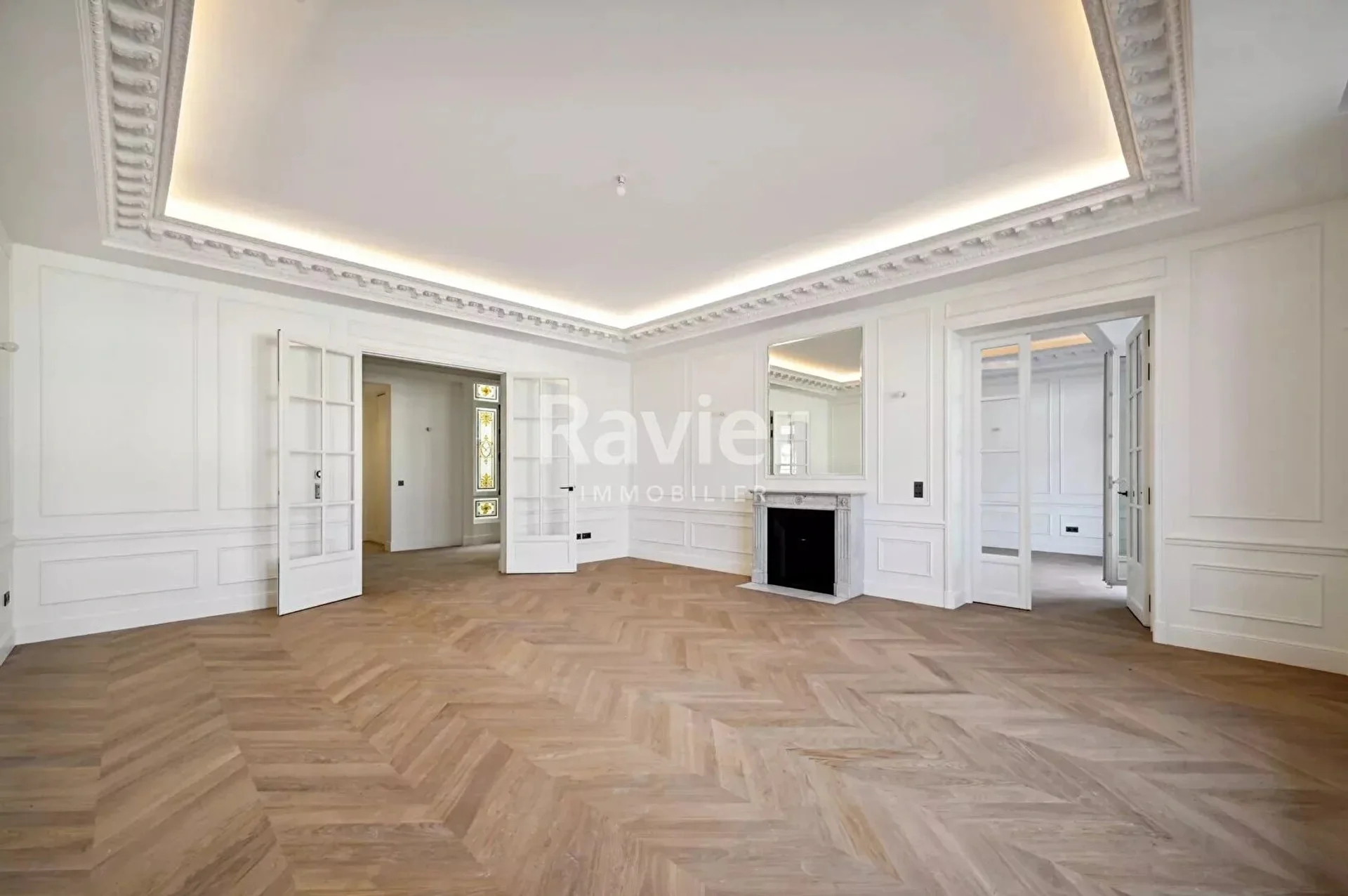 Flat Avenue Marceau in Paris