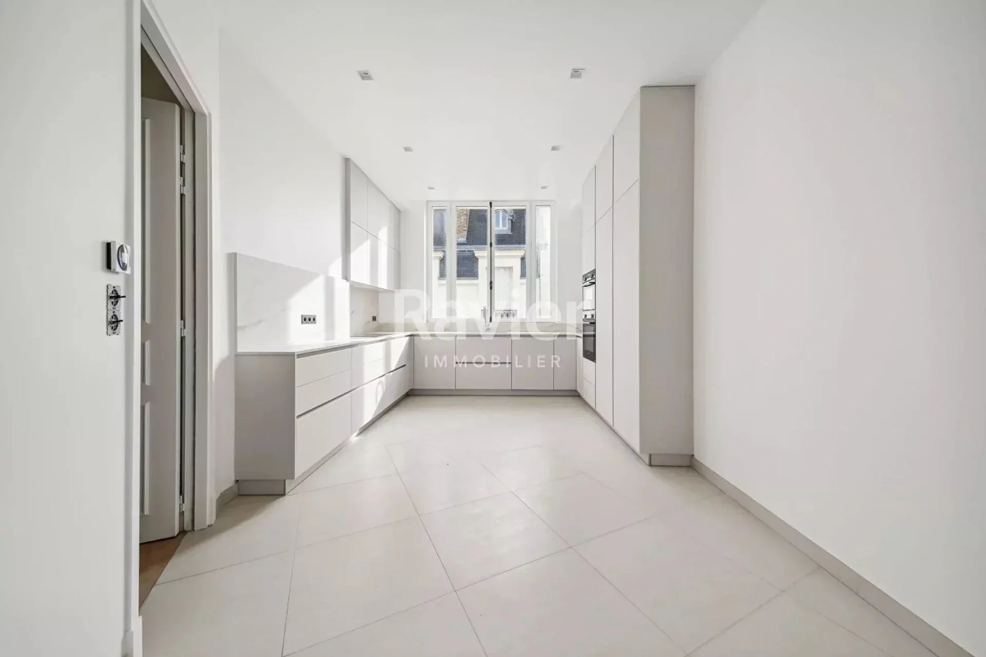 Flat Avenue Marceau in Paris