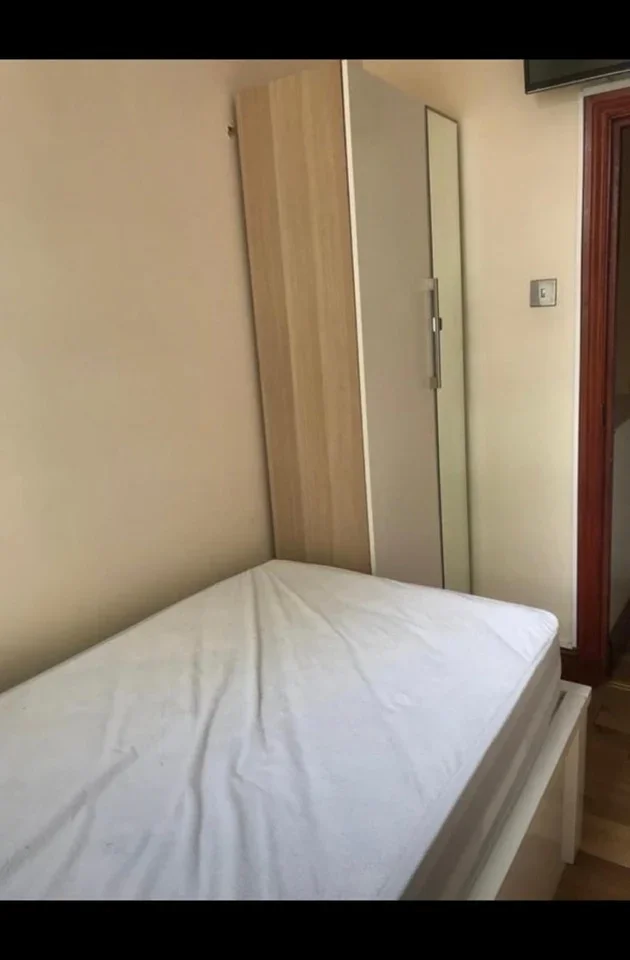 Room Romford Road in Greater London