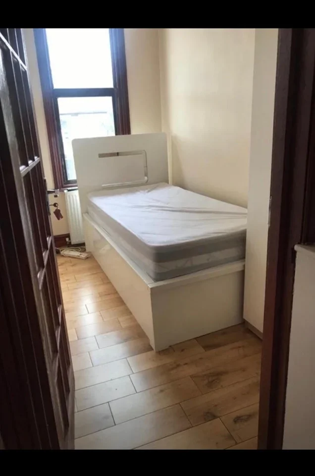 Room Romford Road in Greater London