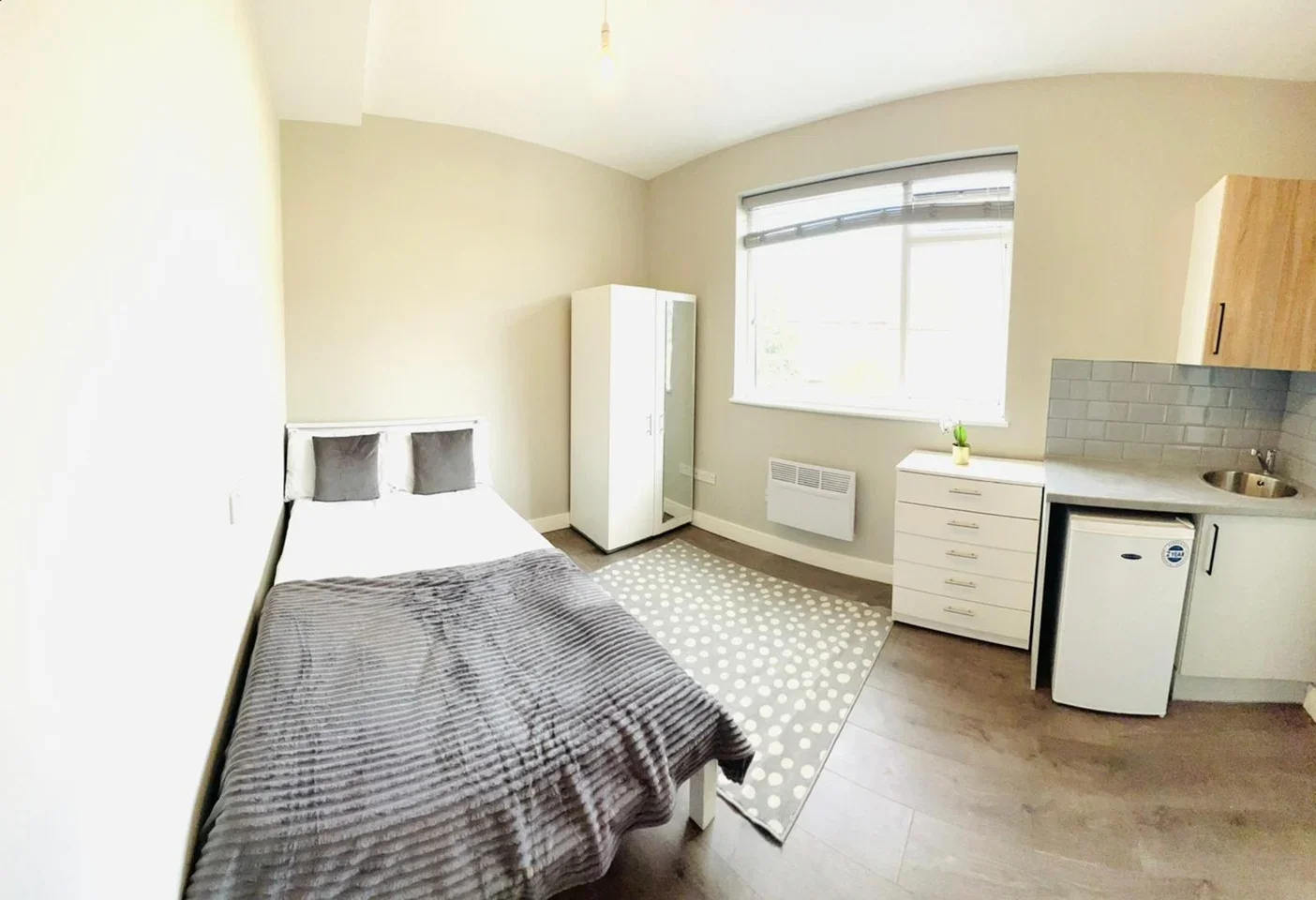 Room Larbert Road in Greater London