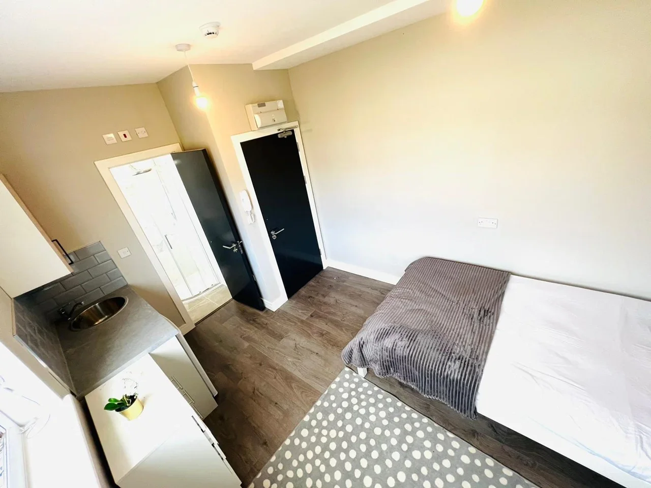 Room Larbert Road in Greater London